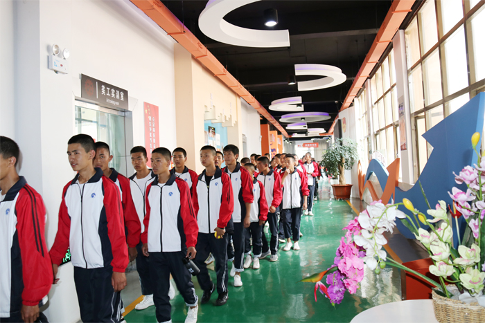 学校组织2020年秋季新生参观学校实训基地