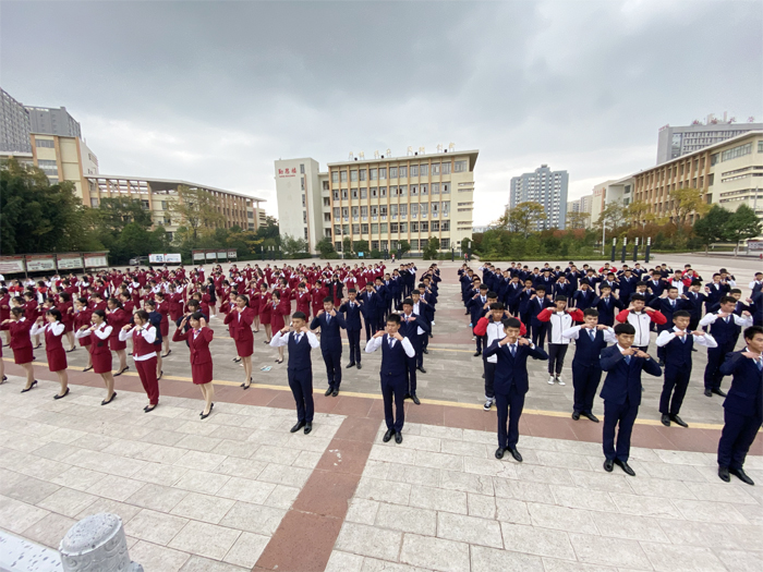 学校组织城市轨道交通运营与管理专业学生礼仪操训练