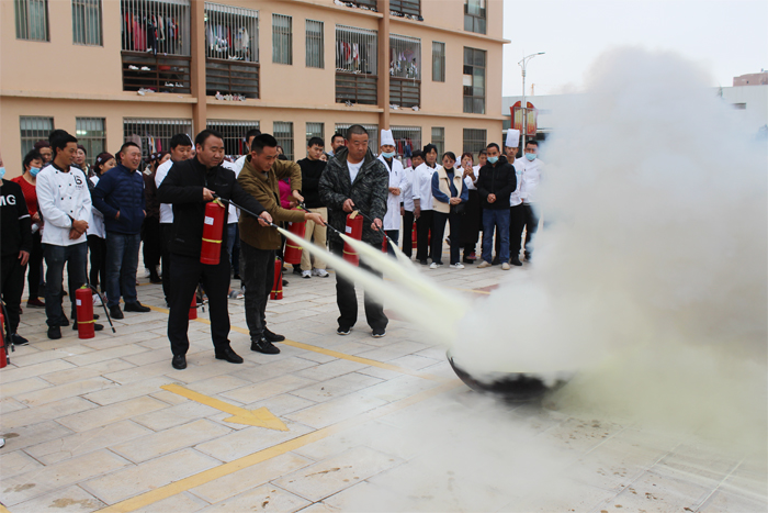 学校组织开展食堂消防安全演练活动