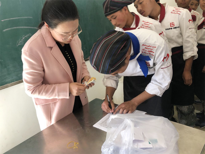 学校顺利完成2020年秋季新生资助卡发放工作