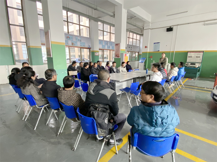 学校开展智能虚拟喷涂、钣金教学实训系统培训