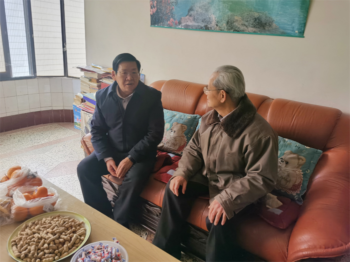 学校开展2021年春节期间走访慰问送温暖活动