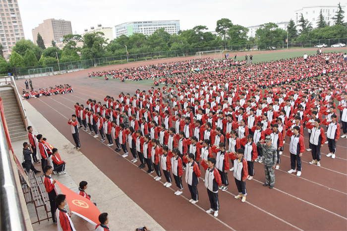 学校举行奖励先进集体、先进个人大会暨五四新团员入团仪式