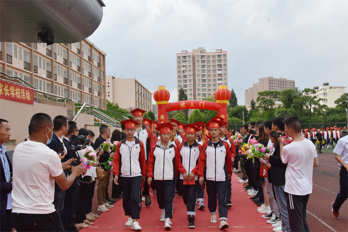 学校举行2021年十八岁成人礼暨家长学校活动